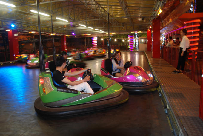 Khu vực lái xe điện được đông đảo bạn trẻ lựa chọn.