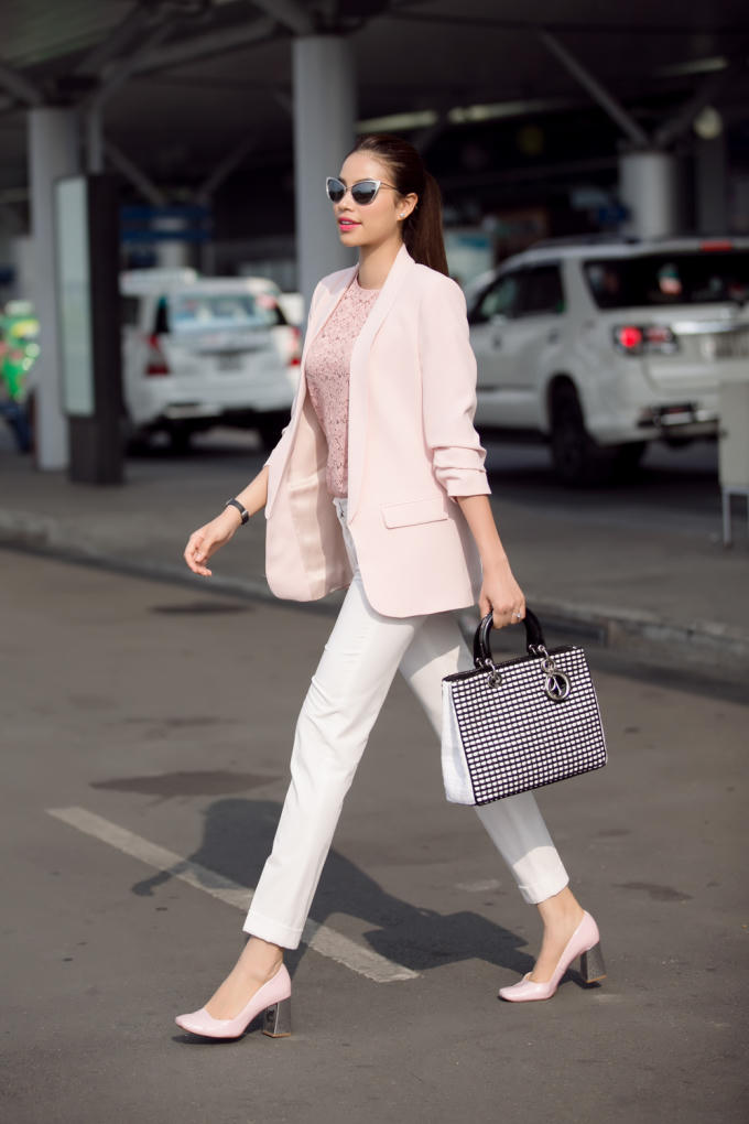 Hoa hậu Phạm Hương diện set đồ thanh lịch và không kém phần cá tính với áo ren, quần tây và vest trắng.