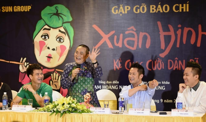 Xuân Hinh - Xuân Bắc trong buổi giao lưu báo chí.