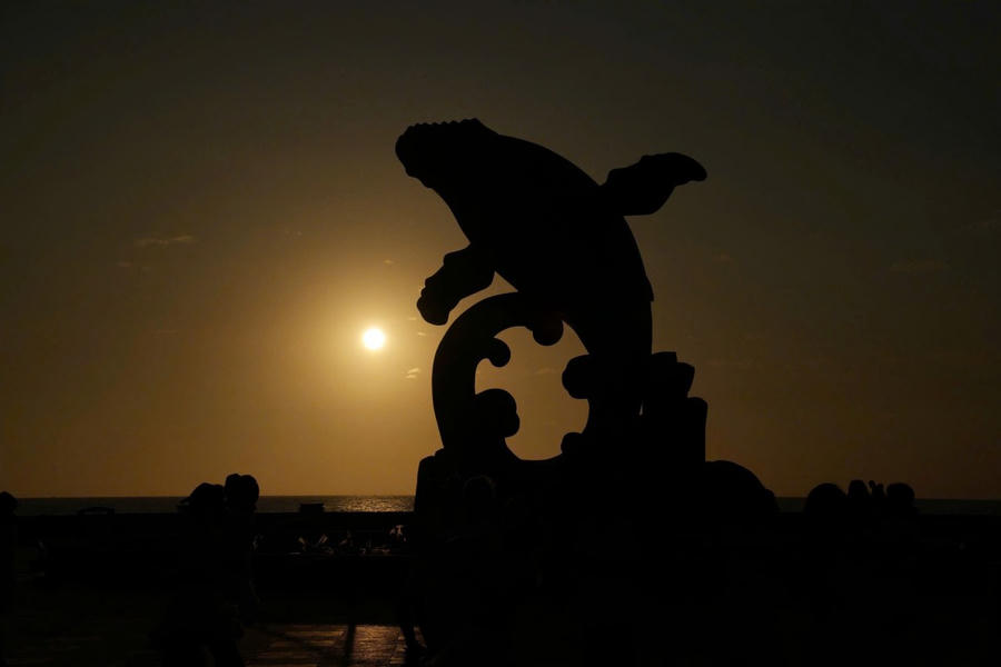 Biểu tượng Cá Ông – điểm nhấn nghệ thuật trung tâm của Quảng trường biển Thùy Vân – nổi bật giữa không gian mở ven biển.