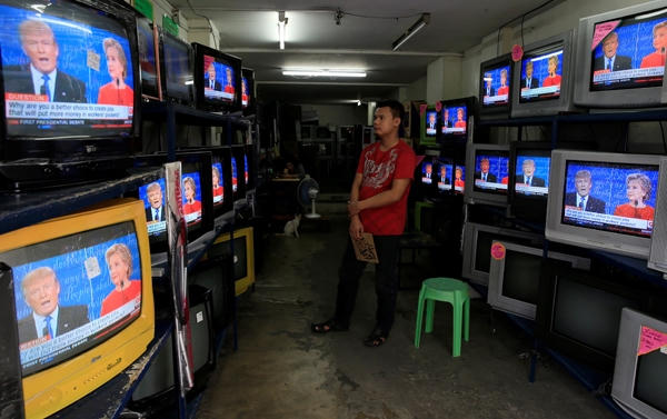 Một nhân viên theo dõi cuộc tranh luận ở căn phòng thuộc ga tàu điện ngầm Manila, Philippines. (Ảnh: Reuters)