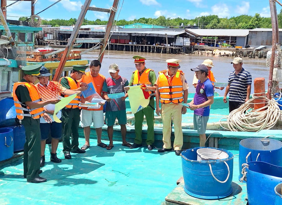 Phòng Cảnh sát giao thông Công an tỉnh Cà Mau, Ban An toàn giao thông xã Đất Mũi, lực lượng Quân sự và Công an xã ra quân bảo đảm trật tự, an toàn giao thông đường thủy nội địa trên địa bàn xã.