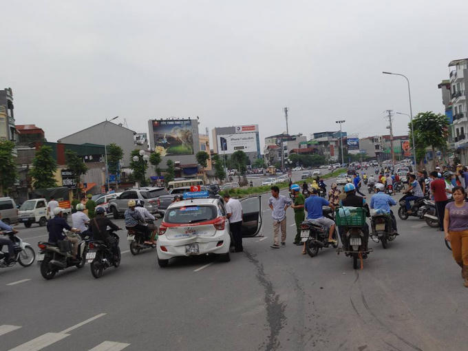 Chiếc xe chỉ dừng lại khi đâm vào chiếc taxi đỗ ven đường.