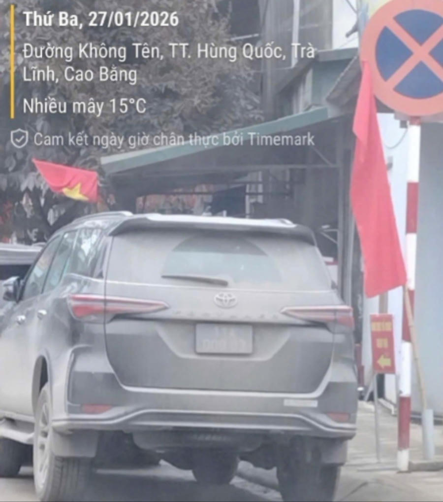 Hình ảnh xe biển xanh dừng đỗ sai quy định bị lập biên bản. (Ảnh: Cục Cảnh sát giao thông)