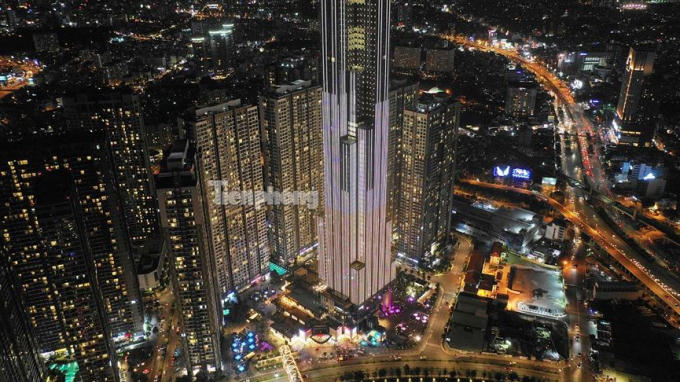 Chân tháp tòa nhà Landmark.