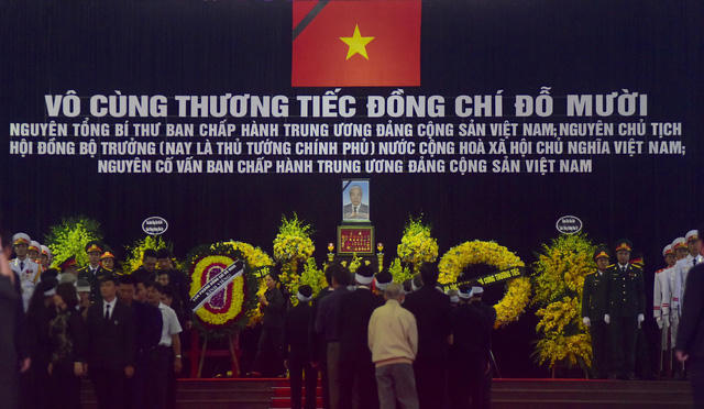 Linh cữu cố Tổng bí Đỗ Mười đặt ở trung tâm đại sảnh nhà tang lễ, phủ quốc kỳ.