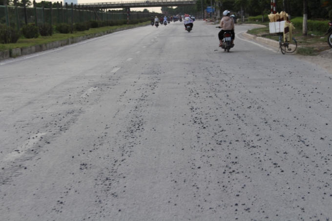 Cát sạn rơi vãi cả một đoạn đường dài hàng trăm mét.