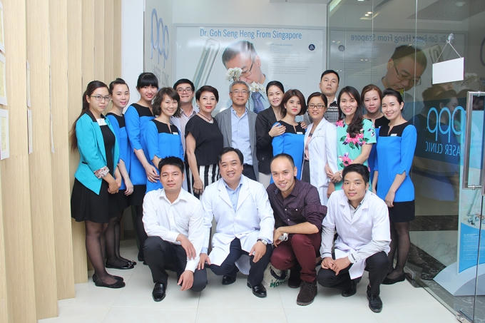 Ông Bình (hàng ngồi thứ 2 từ trái qua) khi còn làm việc tại PPP Laser Clinic.