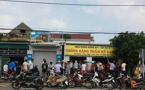 Rất đông người dân có mặt tại nhà của hai em và chia buồn cùng gia quyến.