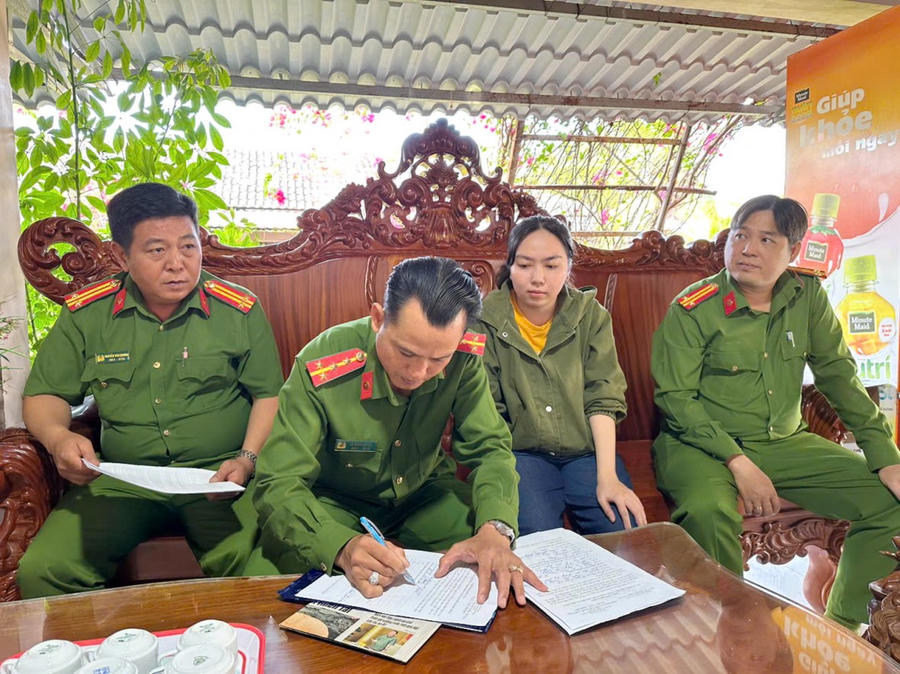 Công an phường Hiệp Thành kiểm tra, hướng dẫn và tuyên truyền pháp luật tại các cơ sở kinh doanh lưu trú trên địa bàn.