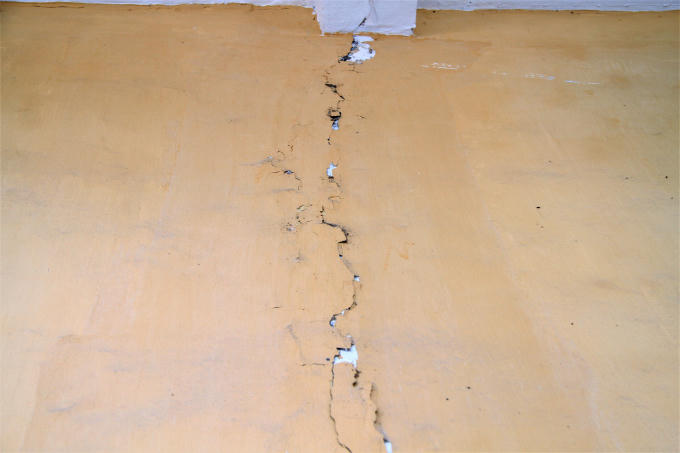Những vết nứt trên tường kéo dài.