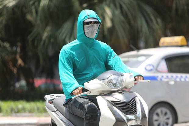 ttxvn_ha_noi_tiep_tuc_trai_qua_ngay_nang_nong_gay_gat_tren_40_do_c_153247068_3920401