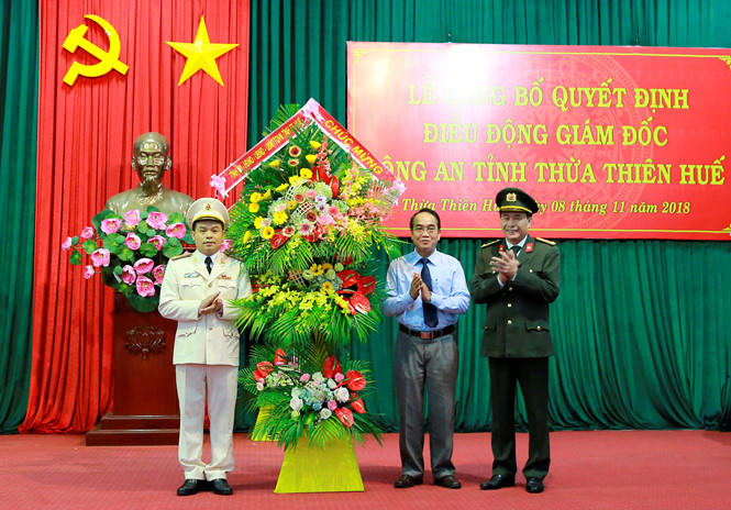 Ông Bùi Thanh Hà (giữa) tặng hoa chúc mừng đại tá Lê Quốc Hùng (phải) và đại tá Nguyễn Quốc Đoàn (trái).