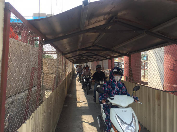 Phía trên đầu người tham gia giao thông là hàng trăm tấn sắt thép đang thi công.