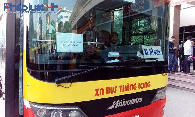 Xe bus được tăng bo đưa hành khách về bến xe Giáp Bát.