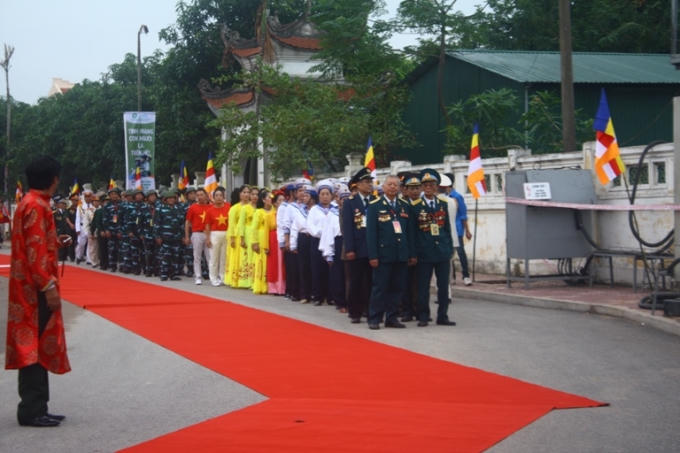Đoàn người tham gia đại lễ.