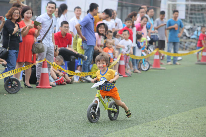 Các Cua-rơ Nhí hào hứng với đường đua.
