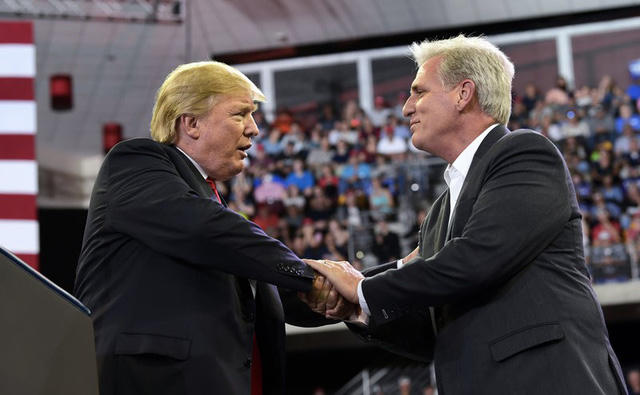 Tổng thống Trump bắt tay lãnh đạo đa số tại Hạ viện Kevin McCarthy. (Ảnh: Getty)