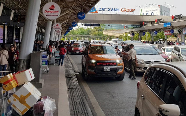 Lực lượng an ninh phải liên tục nhắc nhở các xe đậu quá lâu.