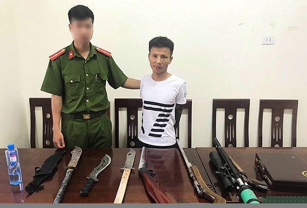 Trần Văn Mạnh cùng số tang vật thu giữ được