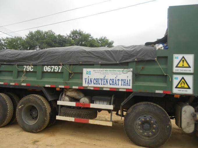 Chiếc xe vận chuyển chất thải nguy hại vào nhà máy xử lý của c.ty cỗ phần môi trường bị người dân tạm giữ.