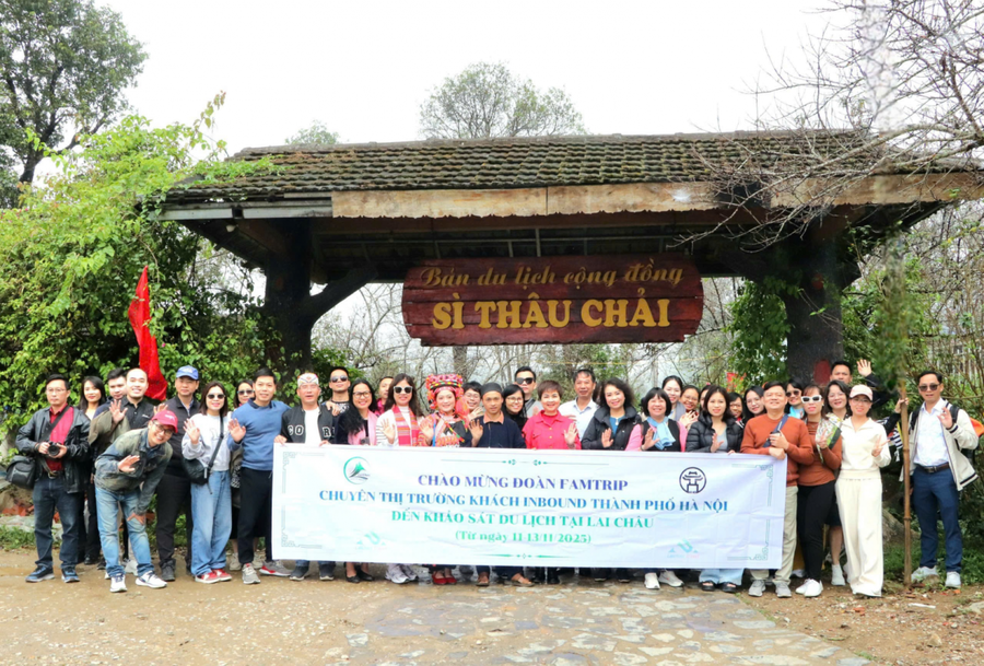 Khách du lịch chụp ảnh lưu niệm tại bản du lịch cộng đồng Sì Thâu Chải. Ảnh: CTTĐT Lai Châu.