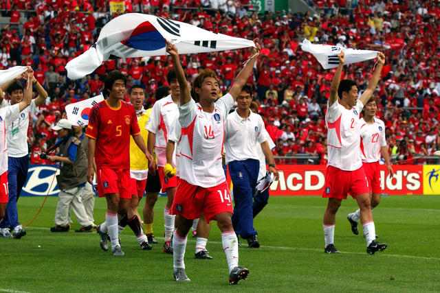 Bóng đá châu Á xưa nay vẫn được xem là “vùng trũng” trên thế giới. Thế nhưng, ở kỳ World Cup 2002, Hàn Quốc đã khiến cả thế giới choáng váng. Nước chủ nhà giải đấu này đã vượt qua hàng loạt đội bóng mạnh như Italia, Tây Ban Nha để lọt vào tới bán kết. Dù không thể lọt vào chung kết nhưng Hàn Quốc đã tạo ra cú sốc lớn nhất lịch sử bóng đá. Họ là đội duy nhất của châu Á từng góp mặt ở vòng đấu bốn đội mạnh nhất ở World Cup.