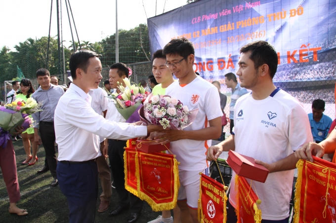 Đại diện Cty Long Giang Land tặng hoa các đội bóng.