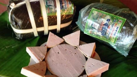 Giò, chả ngon có mùi thịt thơm, mặt giò, chả có những lỗ khí như thế này.