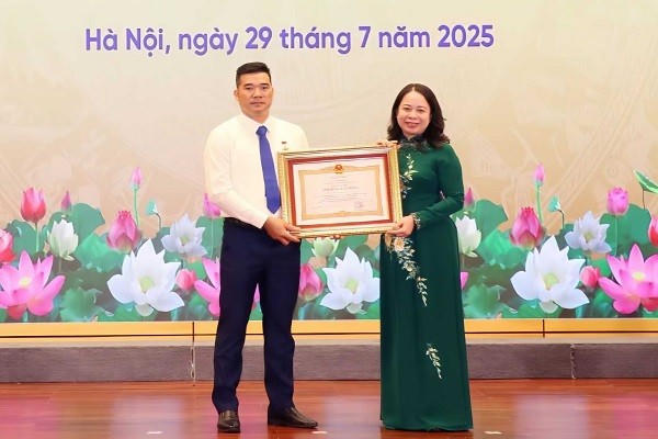 Phó Chủ tịch nước Võ Thị Ánh Xuân trao tặng danh hiệu Anh hùng Lao động” cho thợ lò Phạm Đình Duẩn, tại Đại hội Thi đua yêu nước lần thứ VI năm 2025 của TKV.