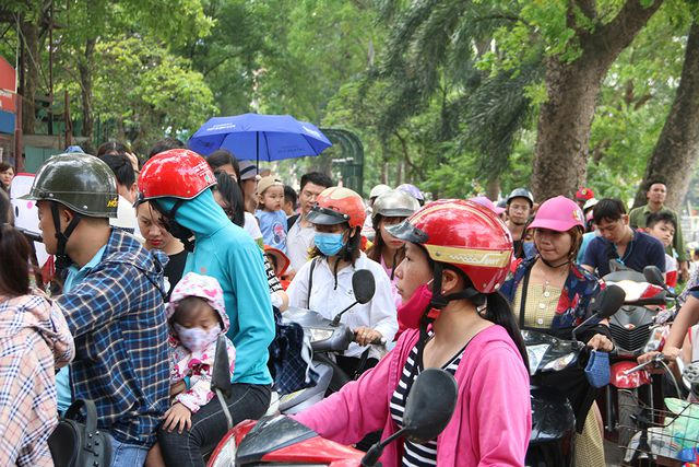 Số lượng người lớn, trẻ nhỏ đổ về công viên ngày một đông, đường dẫn vào công viên, bãi đỗ xe luôn trong cảnh quá tải.