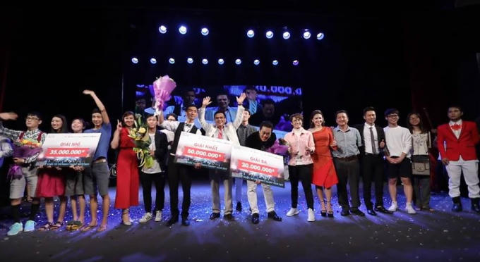 Các tài năng đăng quang cùng ban tổ chức, ban giám khảo Hành trình tìm kiếm tài năng Việt Nam chụp ảnh kỷ niệm.