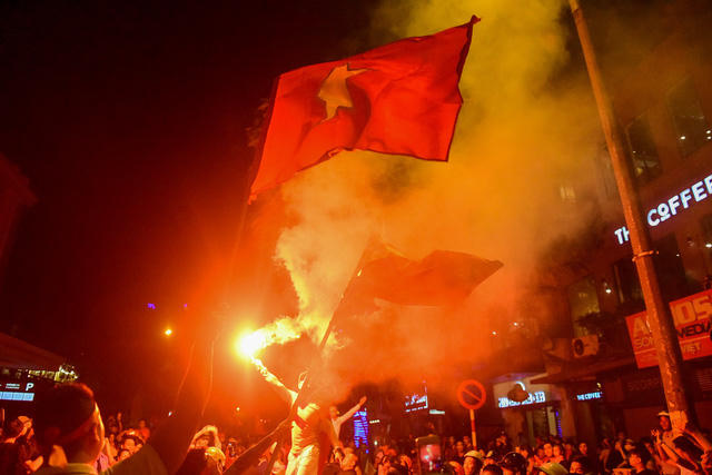 Hàng nghìn người hâm mô hô vang "VIệt Nam vô địch".