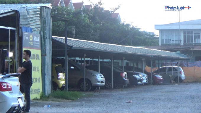 Khu đất dự án phía trước Tòa C đang bị Vinaconex 2 “xẻ thịt” thành bãi trông xe.