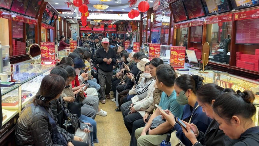 Bên trong cửa hàng vàng ngày vía thần tài.