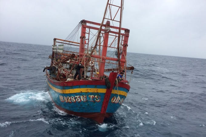 Tàu đánh cá QB 92836 TS bị trôi tự do giữa biển từ đêm 20/11.