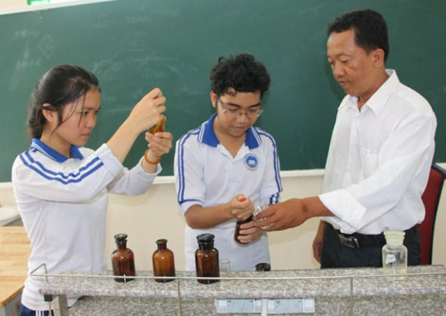 Thầy Phan Văn Nhân và hai em Uyển Nhi-Vĩnh Hưng.