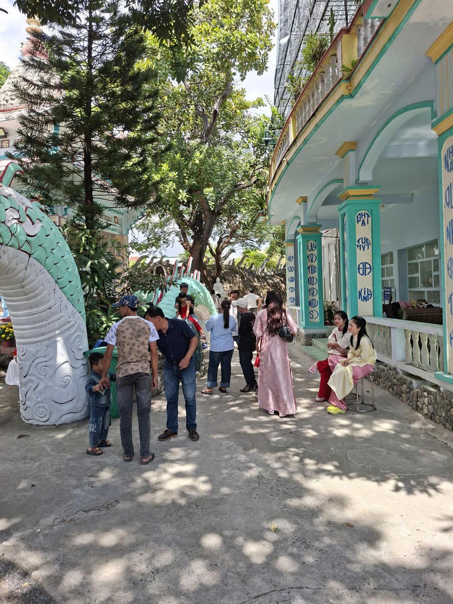 Khách thập phương đổ về khám phá tháp chính làm từ nhiều vỏ ốc.