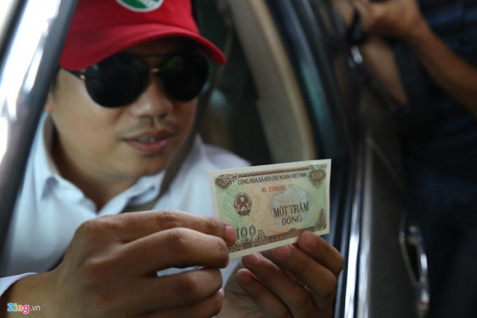 Nhiều tài xế dùng nhiều chiến thuật để phản đối BOT Cai Lậy. Ảnh: Trương Khởi.