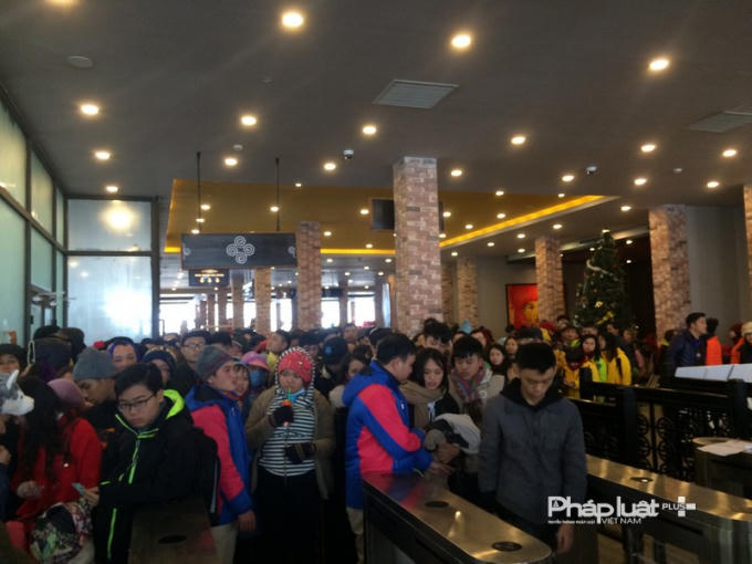 Dòng người chen chúc lên đỉnh Fansipan dịp nghỉ lễ Tết Dương lịch