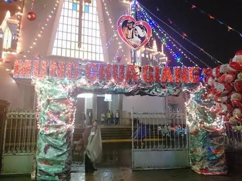 Việc trang hoàng được các nơi chuẩn bị chu đáo.