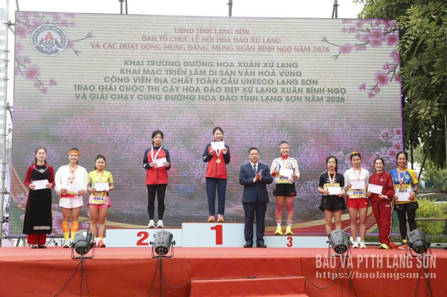 Ban Tổ chức trao giải cho các vận động viên xuất sắc tại Giải chạy Cung đường Hoa Đào tỉnh Lạng Sơn năm 2026.