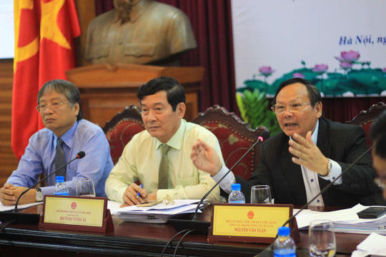 Ông Huỳnh Vĩnh Ái (giữa) tại buổi tọa đàm "Phát triển du lịch bền vững khu du lịch quốc gia Sơn Trà" vào ngày 30-5 Ảnh: YẾN ANH
