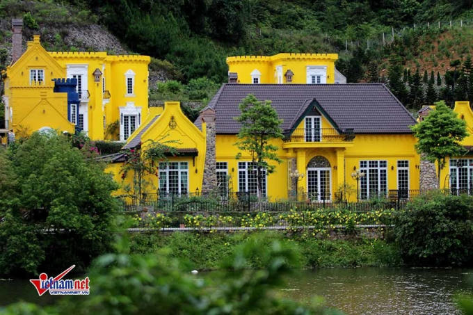 Tòa biệt thự nguy nga, sặc sỡ mọc trên đất rừng thuộc xã Minh Trí