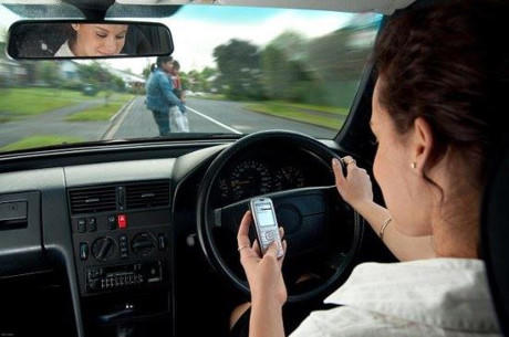 Vừa lái xe vừa dùng tay sử dụng điện thoại di động có thể bị phạt lên tới 800.000 đồng.