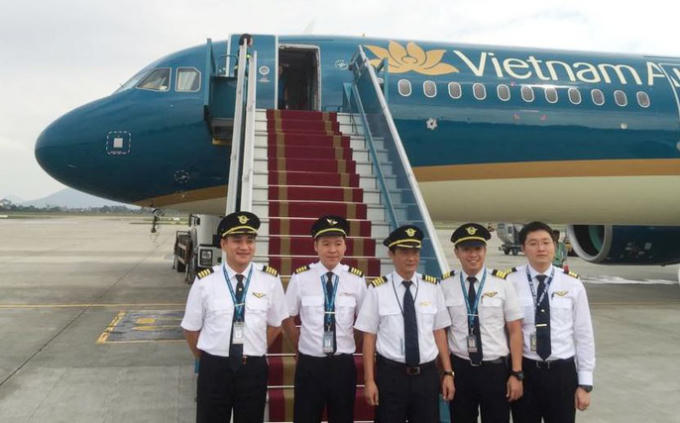 Đội bay vừa lái chiếc Airbus A321neo đầu tiên của Vietnam Airlines