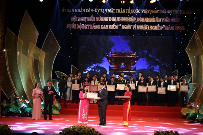 Dược sĩ Lê Thị Bình nhận danh hiệu “Doanh nhân tiêu biểu”.