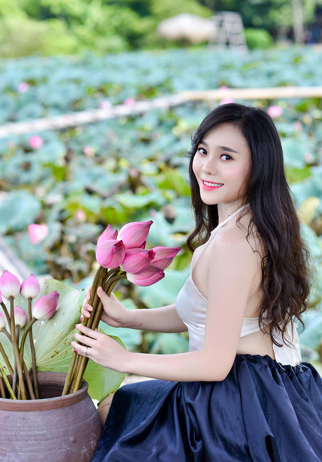 M&ugrave;a thiếu nữ diện &aacute;o yếm thả d&aacute;ng b&ecirc;n sen