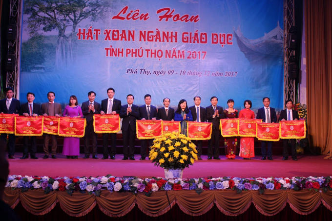 Các đơn vị đạt giải lên nhận bằng khen.