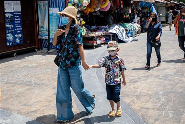Người dân đeo khẩu trang phòng lây nhiễm COVID-19 trên đường phố tại Thái Lan ngày 19/5/2020. (Nguồn: AFP/TTXVN)